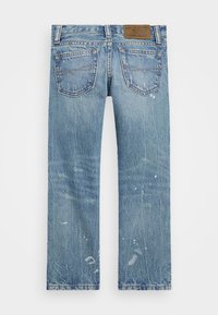 Jeans in denim azzurro chiaro con taglio dritto, caratterizzati da una texture sbiadita, due tasche posteriori e una patch in pelle con il marchio sulla vita.