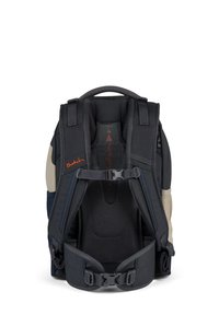 Sac à dos noir et tan avec des bretelles rembourrées, un support dorsal en maille et des boucles ajustables pour le confort et la stabilité.