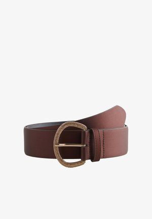 Barna bőr öv feltekerve, texturált arany ovális csattal, egyetlen tüskével, fehér háttéren bemutatva.