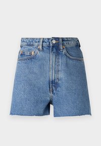 Shorts en denim bleu clair avec taille haute, ourlet effiloché et quincaillerie en cuivre. Comprend deux poches avant et un design classique à cinq poches.