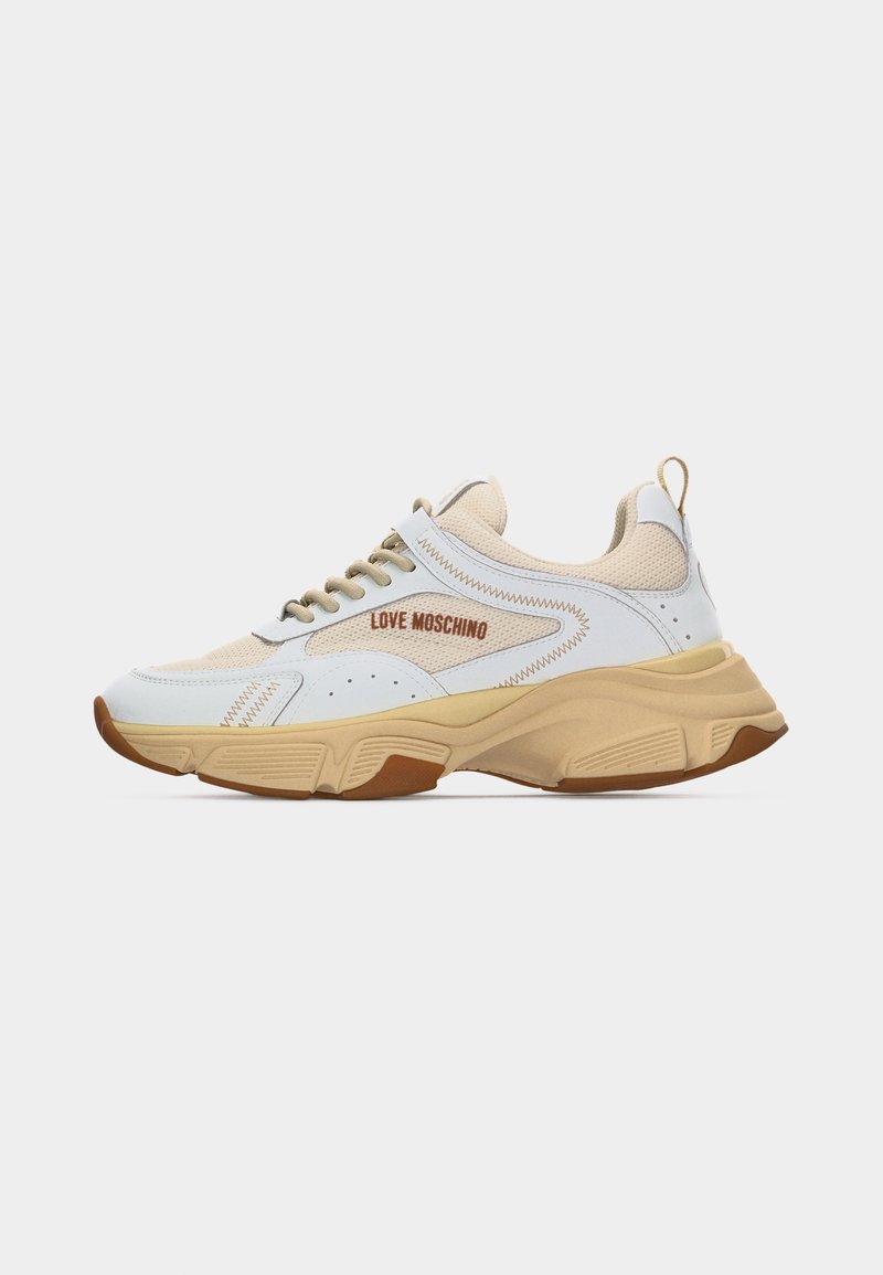 Λευκό και μπεζ αθλητικό παπούτσι Love Moschino με χοντρή σόλα, υφασμάτινο δίχτυ, δερμάτινες επενδύσεις και καφέ λογότυπο στο πλάι.