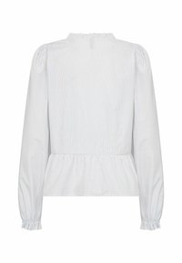 Biela pruhovaná blúzka s dlhými nafúknutými rukávmi, zhromaždeným výstrihom a peplum pásom. Tkanina je hladká s jemnými modrými pruhmi, ktoré prebiehajú vertikálne.