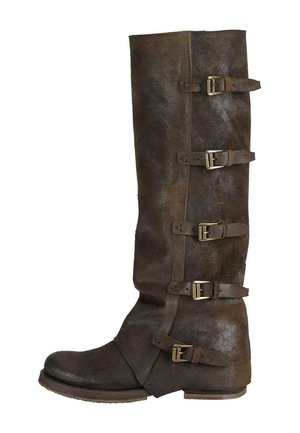 Brązowy skórzany but za kolano o teksturowanym wykończeniu, z czterema regulowanymi klamrami po boku oraz okrągłym noskiem.