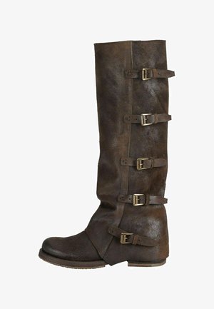 Brune læder knæhøje støvler med en struktureret overflade, der har fire justerbare spænder på siden og en rund tådesign.