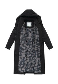 Il lungo cappotto imbottito nero presenta un cappuccio, bottoni e una fodera interna a fantasia camouflage grigia con una texture morbida. Include un'etichetta all'interno.