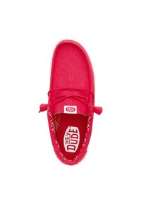 Scarpa slip-on rossa in tessuto, con punta arrotondata, lacci elastici e fodera interna texturizzata con motivo a zigzag. Suola bianca.