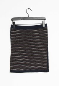 Villakangasta oleva polvipituinen hame, jossa on tummansininen, harmaa ja marjapuuron värinen ruutukuosi, roikkuen mustassa henkarissa valkoista taustaa vasten.