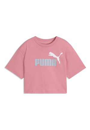 Camiseta rosa recortada de manga corta con el logo de Puma en azul claro y un gráfico de un puma saltando en el frente.