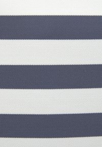 Gewebter Stoff mit abwechselnden dunkelblauen und weißen Streifen. Die Textur ist glatt und zeigt ein eng gewebtes Muster.