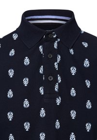 Navy Poloshirt aus strukturiertem Stoff mit Kragen, versehen mit einem Muster aus hellblauen Hummern und drei schwarzen Knöpfen an der Knopfleiste.