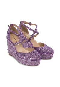 Sandales en wedge violettes avec une plateforme en jute tressé, ornées de strass, dotées de brides croisées et d'un design à bout rond.