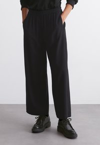 Marc O'Polo MIT GUMMIBUND WIDE  - Auduma bikses - black