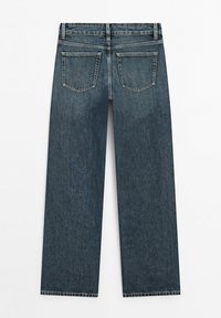 Donkerblauwe spijkerbroek met rechte pijpen, twee achterzakken en lussen voor een riem, gezien van achterkant tegen een witte achtergrond.