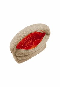 Trousse de toilette en polaire beige avec une forme arrondie, dotée d'un intérieur orange et d'une fermeture zippée. L'intérieur comprend des compartiments pour l'organisation.