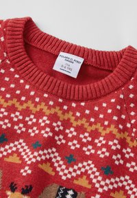 Punainen neulottu villapaita, jossa on valkoisia, keltaisia ja sinisiä joulukuvioita. Sisältää ribbauskauluksen ja etiketin, jossa on koko 116, 5-6 vuotta.