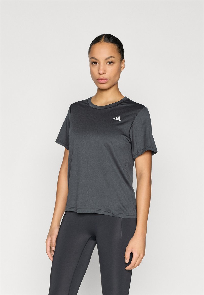 Μαύρο αθλητικό t-shirt με κοντά μανίκια και στρογγυλή λαιμόκοψη, με διακριτικό λευκό λογότυπο στο αριστερό στήθος, κατασκευασμένο από ελαφρύ, λείο ύφασμα.