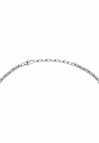 Bracciale in catena d'argento caratterizzato da forme ovali collegate, un gancio a aragosta e un sottile accento rosso vicino alla chiusura. Texture liscia e lucida.