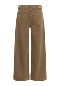 Pantalones de mezclilla marrones de pierna ancha con una alta cintura, que cuentan con dos bolsillos traseros y una etiqueta en la cinturilla, fabricados en suave tela de algodón.