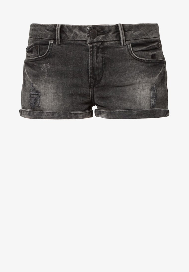 Zwarte spijkerbroek shorts met een versleten afwerking, voorzien van opgerolde hemden, vijf zakken en een knoopsluiting aan de voorkant.