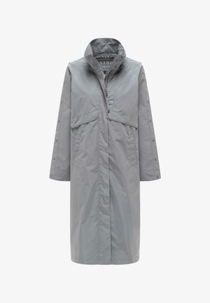 Lang, lysegrå regnfrakke med høj krave, lynlås foran, lommer med klap og knapper, samt knappedetaljer på ærmerne.
