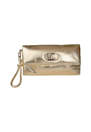 Goldfarbener metallischer Clutch aus glattem Material, mit einem Handgelenkband und einem runden Logo-Akzent auf der Vorderseite. Kompakte, rechteckige Form.
