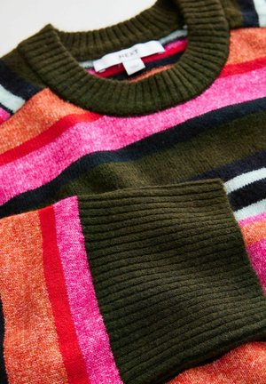 Sweter w paski w jasnych kolorach, takich jak różowy, pomarańczowy i ciemnozielony, z żebrowanym dekoltem i teksturowanym materiałem w różnych sekcjach.