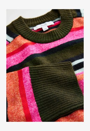 Pruhovaný svetr v jasných barvách, jako je růžová, oranžová a tmavozelená, s žebrovaným výstřihem a texturovanou tkaninou v různých sekcích.