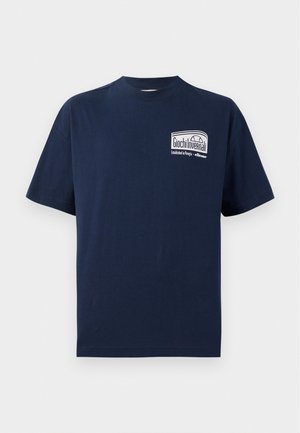 Marineblå bomulds t-shirt med rund halsudskæring. Forsiden har et hvidt grafik med teksten "Giochi Invernali" i et rektangulært design. Korte ærmer.