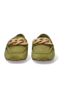 Mocasines de ante verde con un acento trenzado en marrón claro en la parte delantera, que presentan una punta redondeada y una suela plana. Textura suave con costuras visibles.
