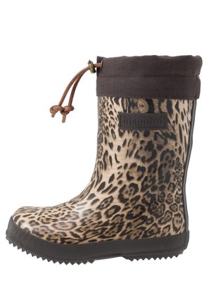 Regnvejrsstøvle i leopardprint med en brun stofkant, snøre lukning, stribet sål og en sort logo detalje på siden.