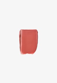 Glatt rektangulært prøvefelt av terrakottafarget krem-makeup på hvit bakgrunn, som viser tekstur og fargedybde.