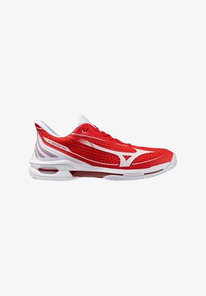 Zapato deportivo rojo y blanco de corte bajo con laterales texturizados, cierre de cordones y suela blanca acolchada, diseñado para el rendimiento deportivo.
