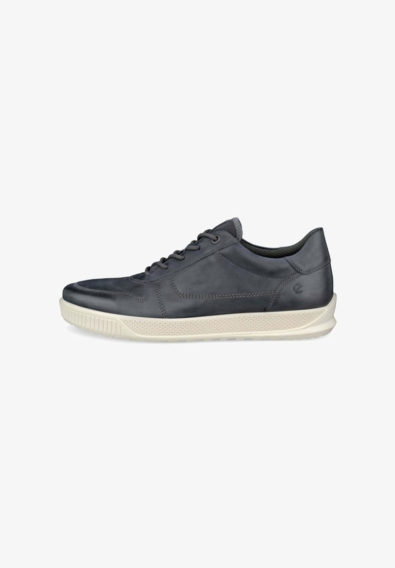 Szare skórzane sneakersy o gładkim wykończeniu, zakrzywionej sylwetce, kontrastowej białej gumowej podeszwie oraz minimalistycznym wzorze sznurowania.
