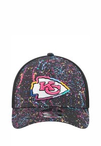 Casquette noire avec un design éclaboussé de peinture colorée et un logo des Kansas City Chiefs en rose et blanc, avec une visière courbée et un dos en maille.