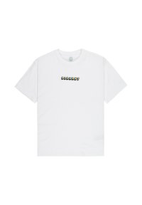 Λευκό κοντομάνικο μπλουζάκι με ένα μικρό πολύχρωμο κείμενο σε στυλ τετραγωνικών χαρακτήρων, τοποθετημένο στο κέντρο του στήθους.