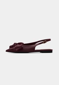 Burgundi slingback lapos cipők sima anyagból, hegyes orral, nagy masnival elöl és alacsony fekete talppal.