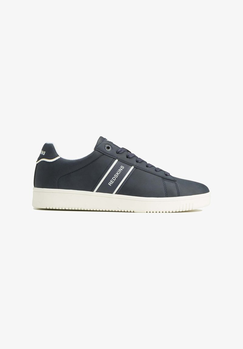Blauwe synthetische sneakers met een witte zool en veters. Voorzien van witte strepen met de tekst "REDSKINS." Afgeronde neus en een gestructureerde rubberen buitenzool.