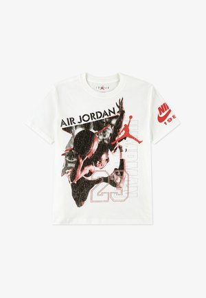 Valge puuvillane T-särk, millel on korvpalli kujutist, tekst "AIR JORDAN", number "23" ja punane "NIKE" logo.