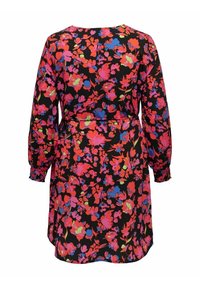 Robe fleurie avec un fond noir orné de fleurs vibrantes roses, bleues et vertes, manches longues à poignets froncés et taille cintrée par une ceinture.