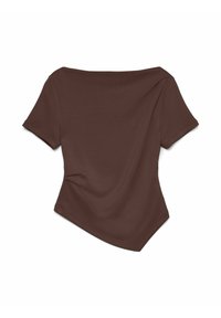 Rjava prilegajoča majica s kratkimi rokavi in off-shoulder dekoltejem ter drapirano zadnjo podrobnostjo, izdelana iz mehke tkanine z gladko teksturo.