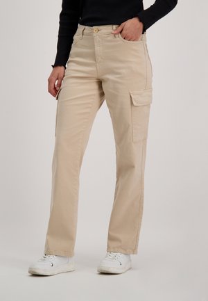 Beige cargobroek van een katoenmix, met zijzakken, een knoopsluiting en een recht model. G gedragen met witte sneakers.