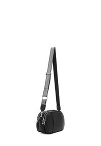 Bolso cruzado de cuero negro con dos compartimentos, acentuado por una correa estampada en blanco y negro, que cuenta con herrajes de plata.