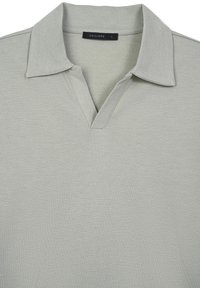 Polo grigio con scollatura a V e maniche corte. Realizzato in un materiale testurizzato, presenta un colletto piatto e un’etichetta che indica la taglia "L."