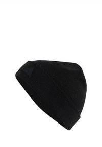 Černá pletená čepice s ohrnutým lemem, která má strukturovaný vzor a malou černou nášivku s logem na boku.