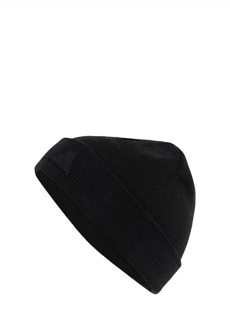 Černá pletená čepice s ohrnutým lemem, která má strukturovaný vzor a malou černou nášivku s logem na boku.