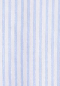 Biała tkanina z jasnoniebieskimi paskami w jodełkę. Tekstura wydaje się gładka i jednolita, z równomiernym wzorem na całej powierzchni.