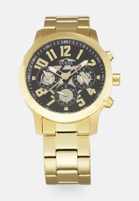 Reloj de oro con un dial negro, grandes números arábigos, subdiales de cronógrafo y una pulsera de metal dorado. Presenta un acabado suave y brillante.