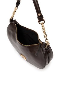 Sac à main en cuir marron avec une texture lisse, quincaillerie en ton doré et accents en chaîne. Présente une fermeture éclair et une doublure intérieure noire.
