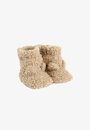 Bežaste plišane baby čizmice s teksturiranim, kovrčavim dizajnom. Okrogli vrhovi i mekana unutarnja podstava, s dekorativnim pom-pom detaljem.