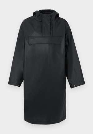 Mustat vedenpitävät ylisuuret parkat, joissa on korkea kaulus, säädettävä huppu, edessä nappilista ja suuri rintatasku. Sileä pintakuvio.